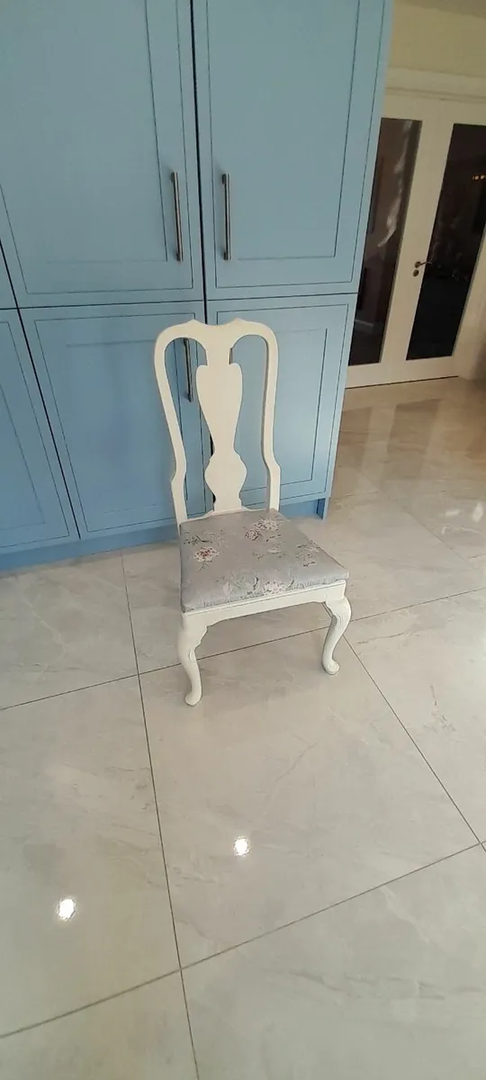 Kitchen Table (Extendable) and Chairs - Image 4