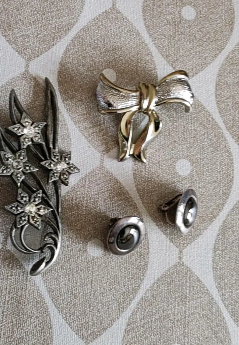Vintage brooches and earrings - Image 1