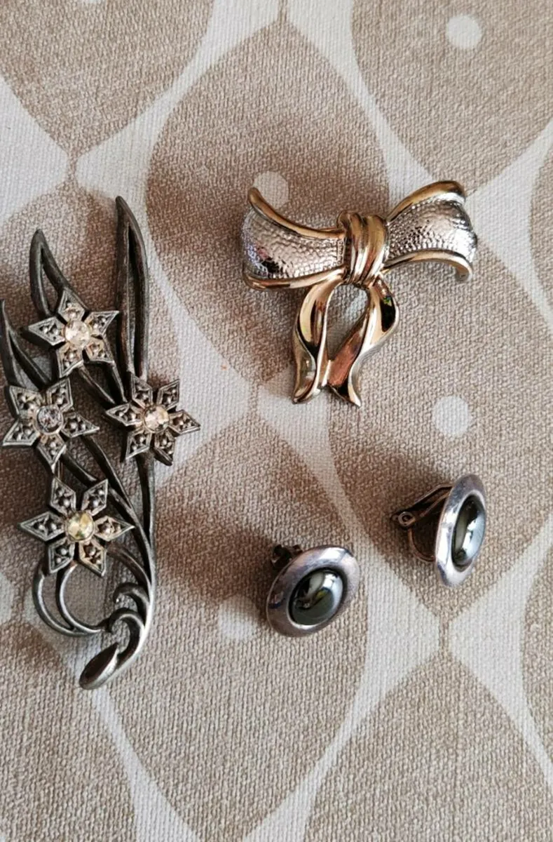 Vintage brooches and earrings - Image 2