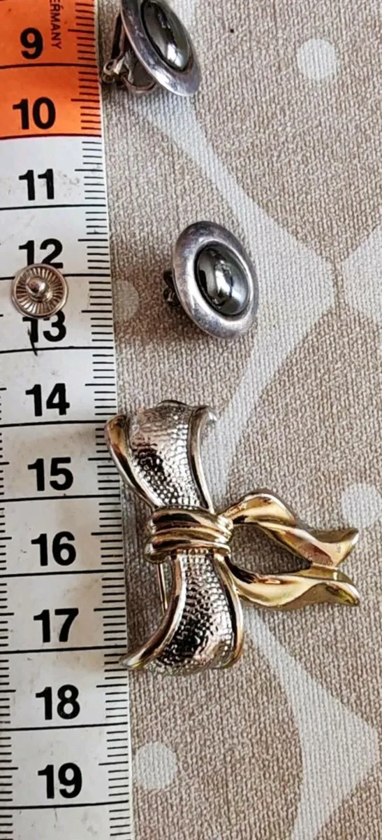 Vintage brooches and earrings - Image 3