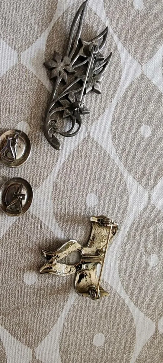 Vintage brooches and earrings - Image 4