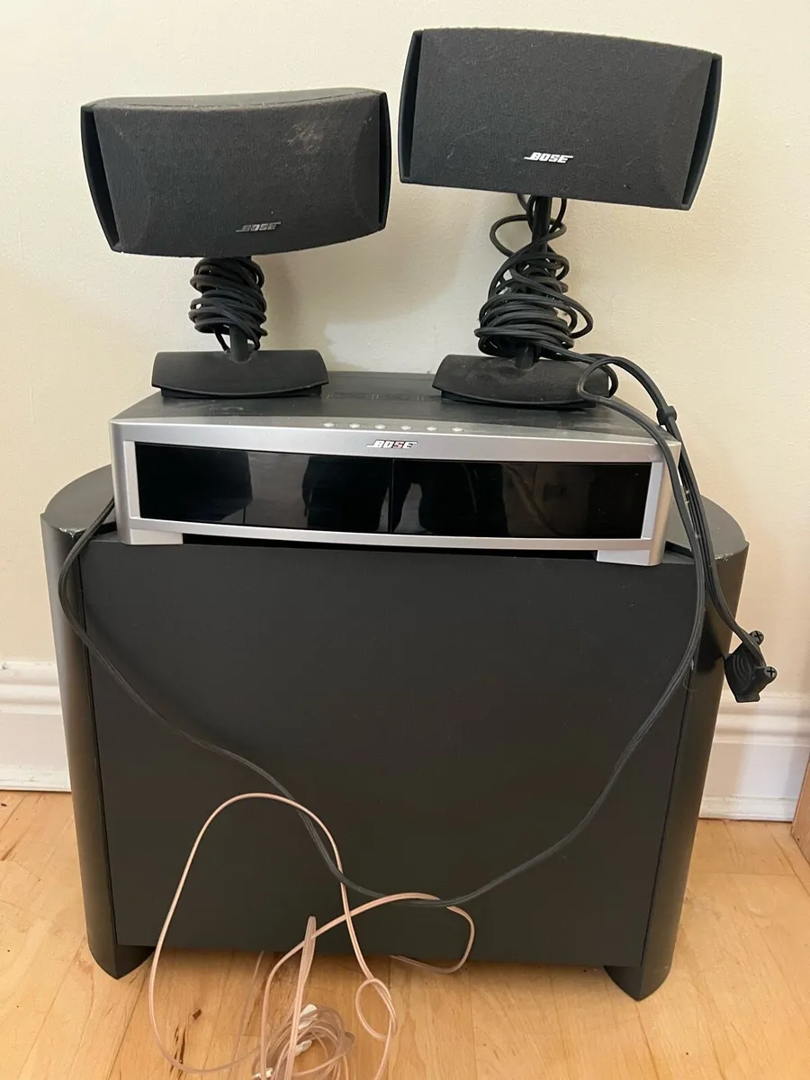 Bose cd player with subwoofer and speakers - Image 1