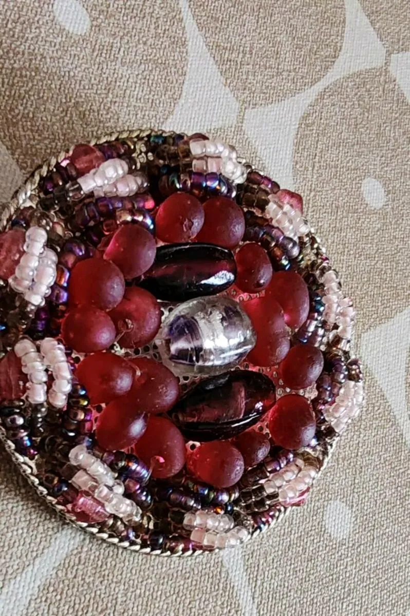 Large vintage beaded brooch - Image 4