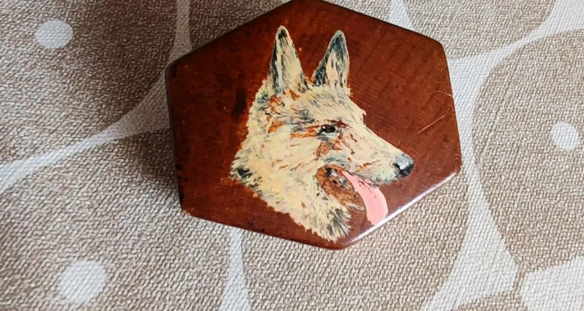 Vintage wooden brooch - Image 1