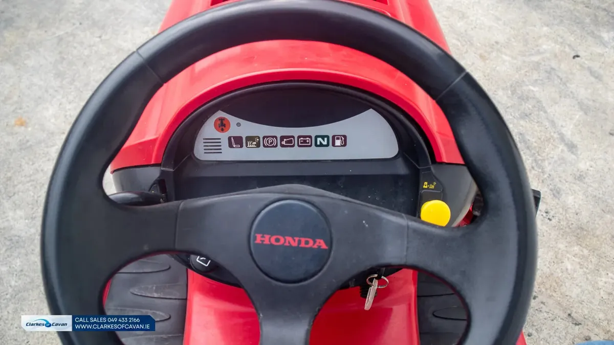 2009 Honda 2417 ride-on lawnmower - Image 2