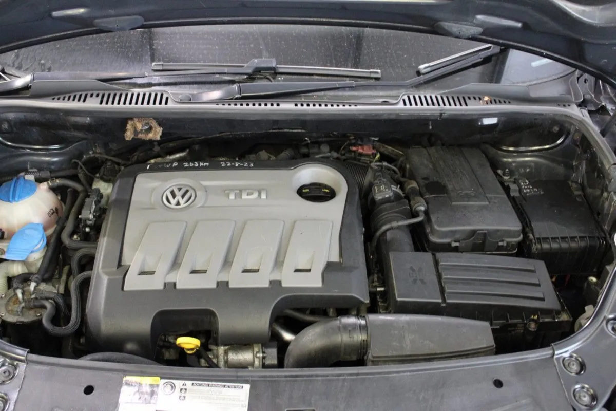 Volkswagen Touran 1.6 TDI 105BHP Comfortline BMT - Image 4