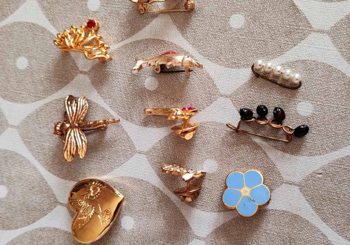 Vintage brooches, lapel pins and cap badges - Image 2