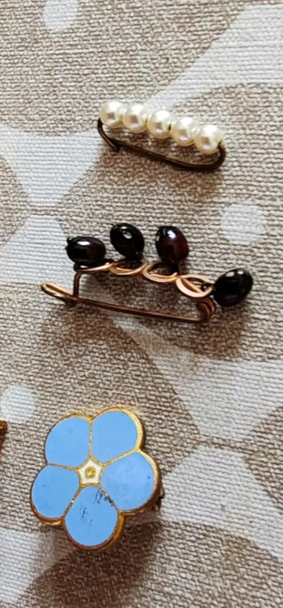 Vintage brooches, lapel pins and cap badges - Image 4