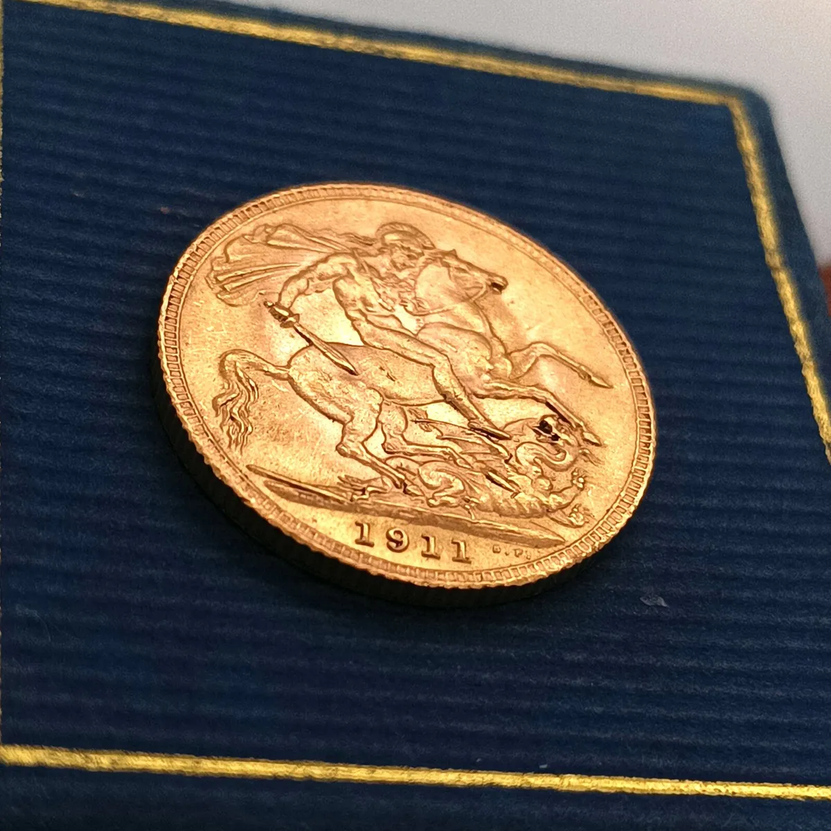 1911 Sovereign Coin & Vintage Leather Pouch - Image 1
