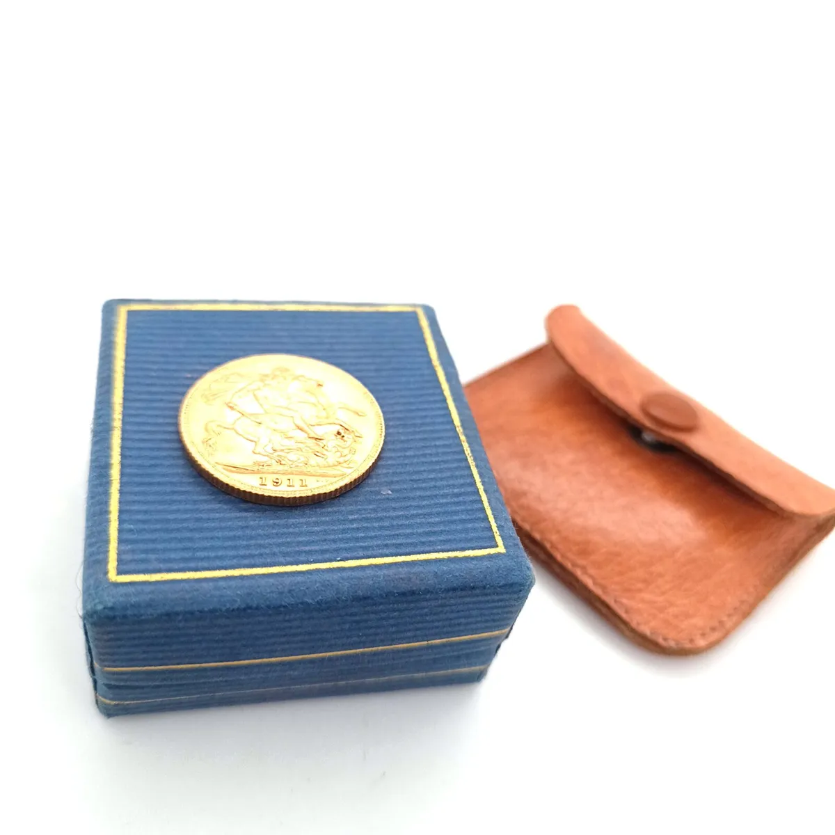 1911 Sovereign Coin & Vintage Leather Pouch - Image 2
