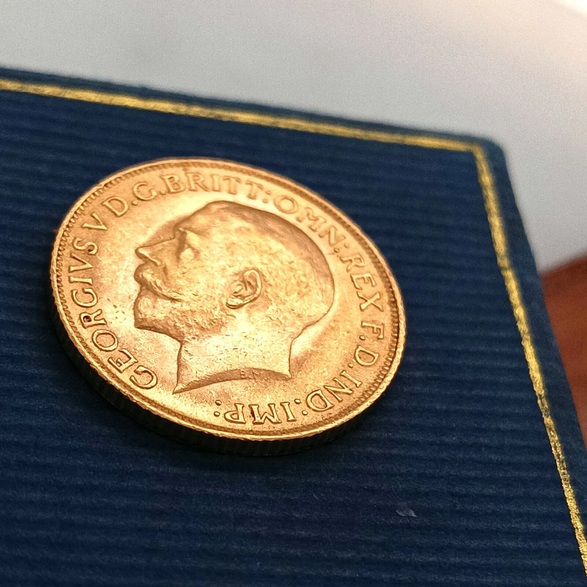 1911 Sovereign Coin & Vintage Leather Pouch - Image 4