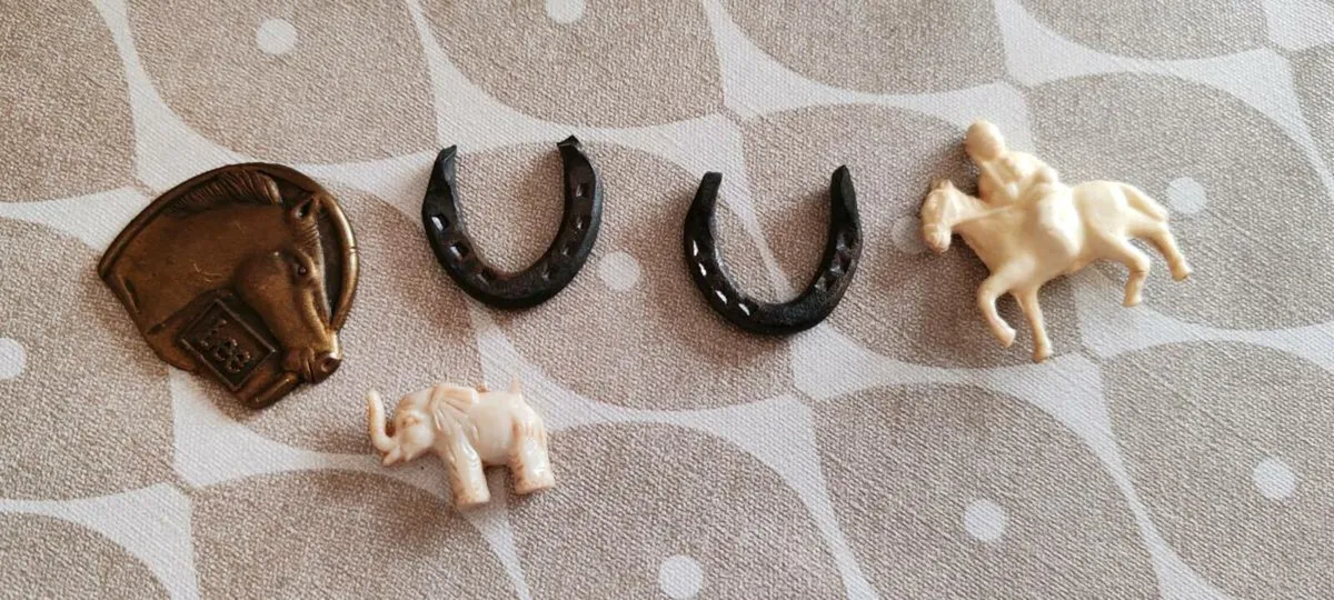 Vintage miniature horse shoes, elephant, horse etc - Image 1