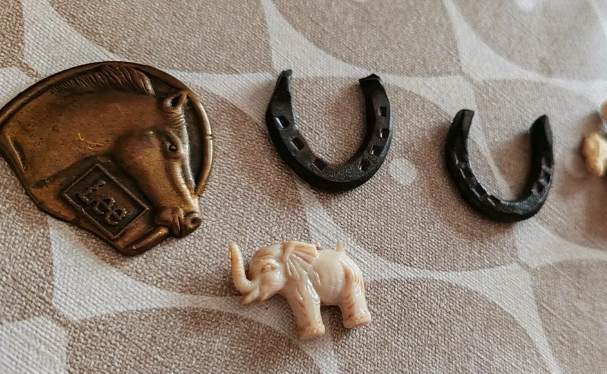 Vintage miniature horse shoes, elephant, horse etc - Image 2