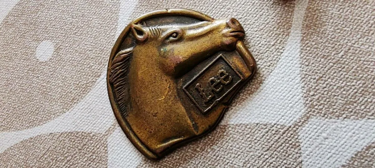Vintage miniature horse shoes, elephant, horse etc - Image 3