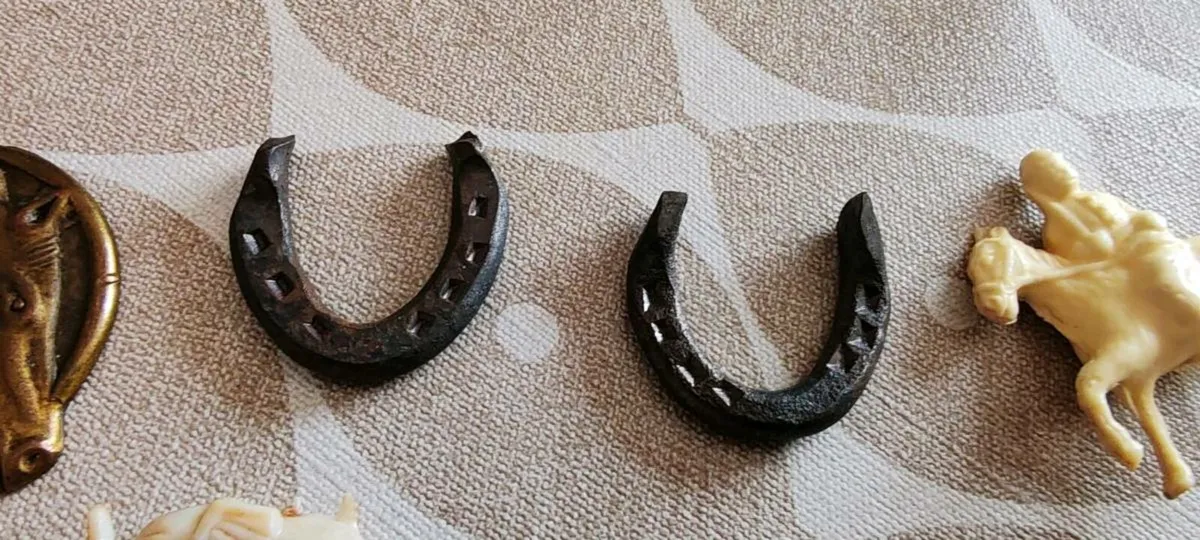 Vintage miniature horse shoes, elephant, horse etc - Image 4