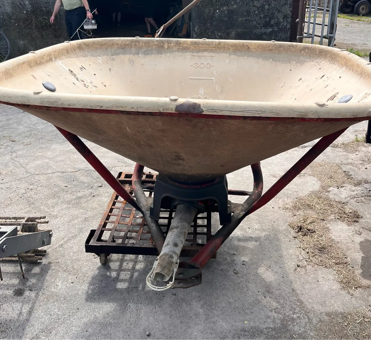 2VICON FERTILISER SPREADER - Image 2