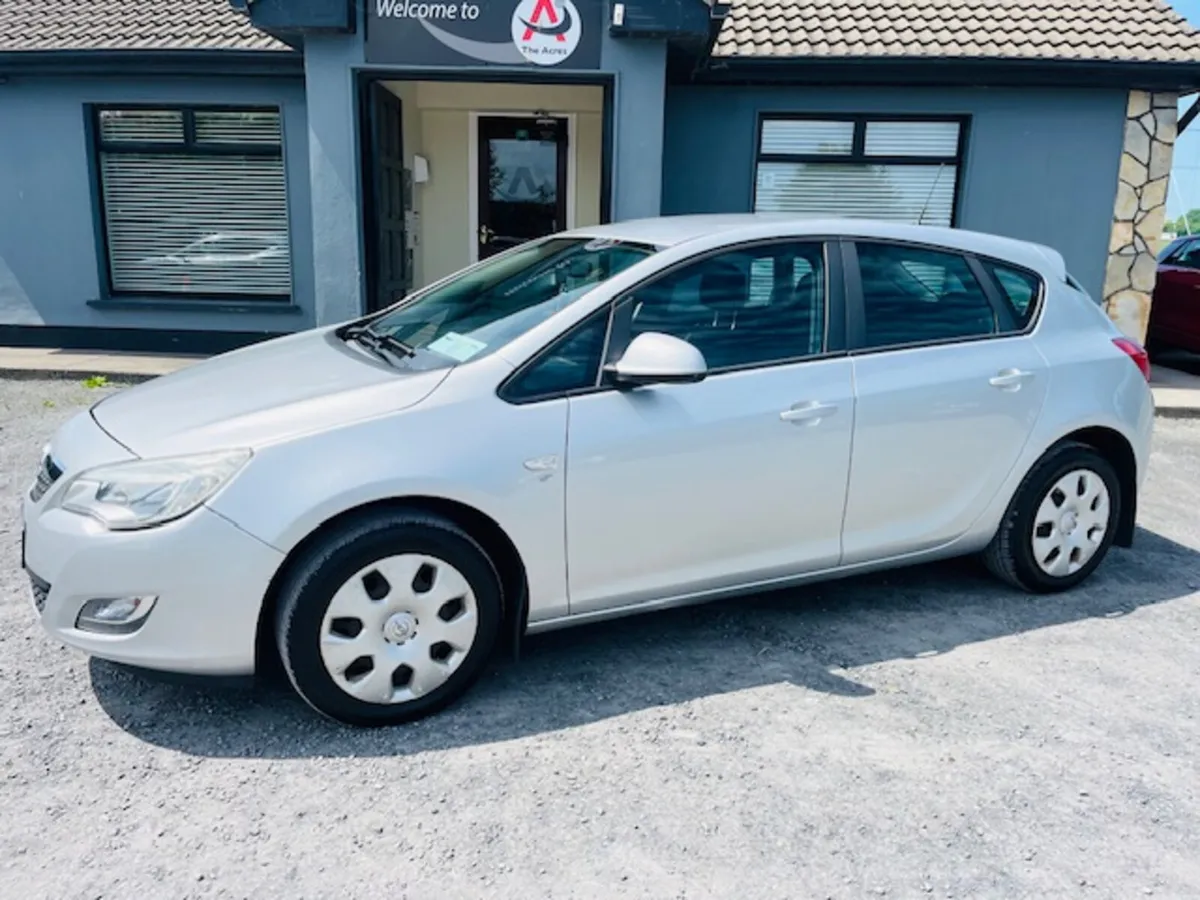 Opel Astra 2010 - Image 2
