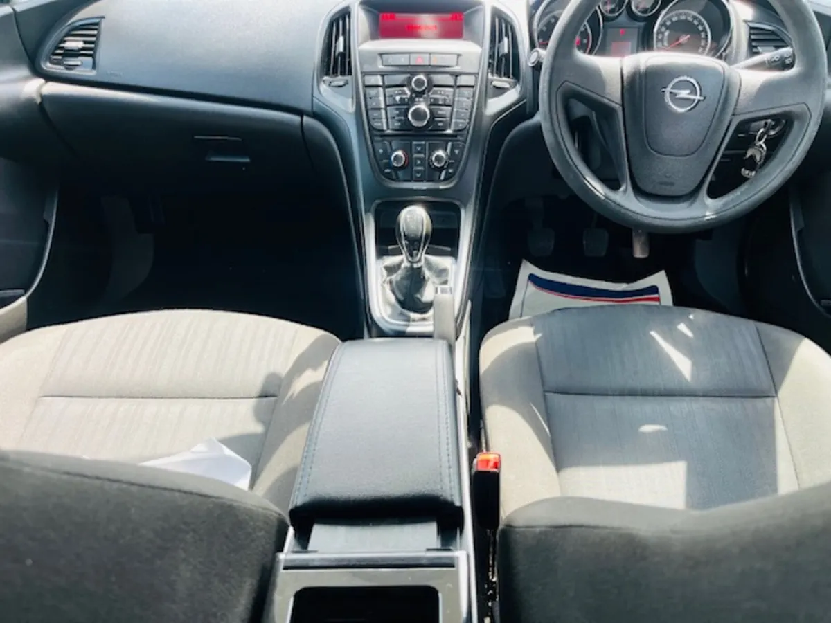 Opel Astra 2010 - Image 4