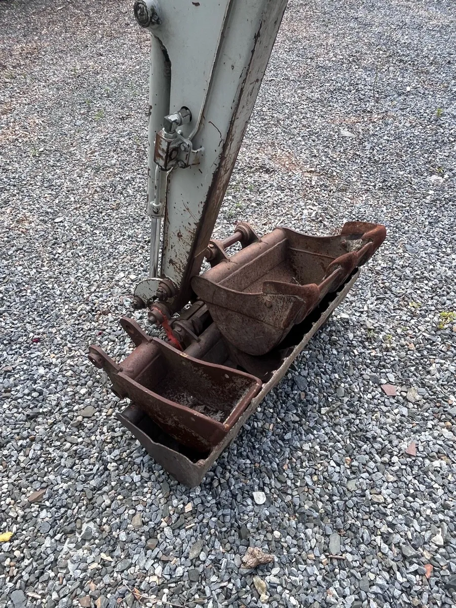 Takeuchi TB016 mini Digger - Image 2