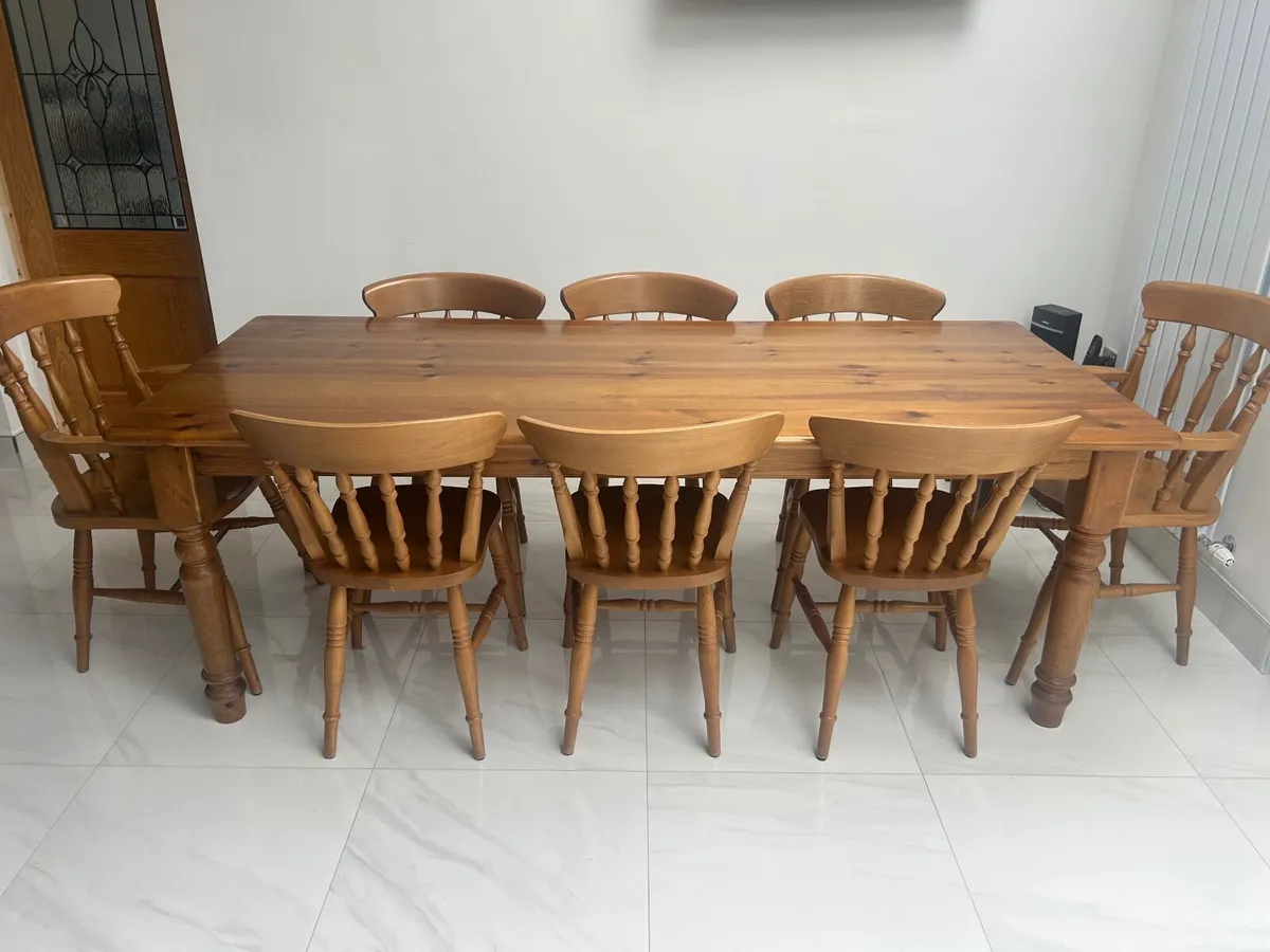 Table and chairs - Image 1
