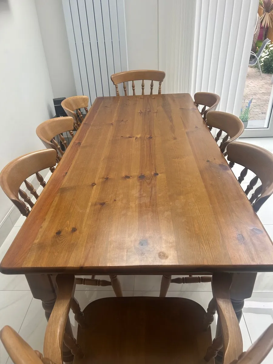 Table and chairs - Image 2