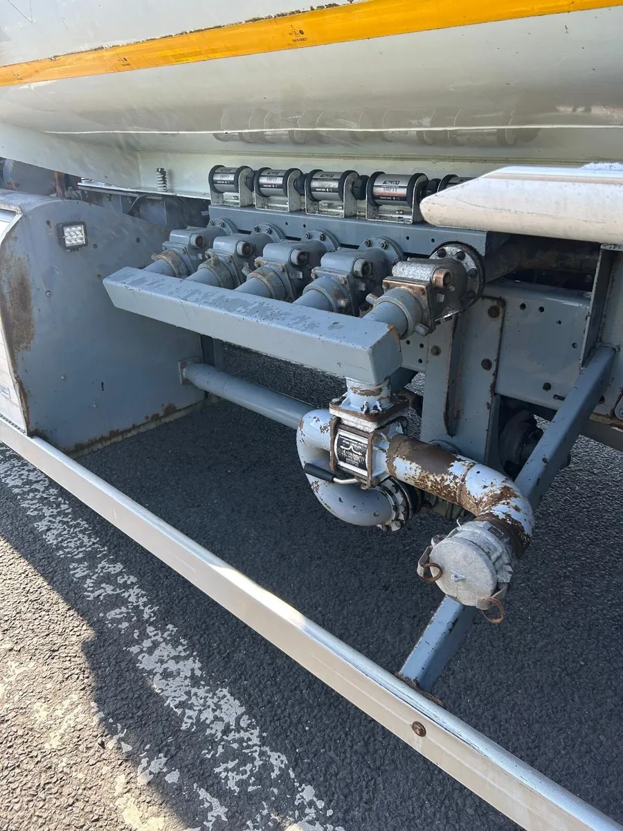 Iveco 180e 28 fuel tanker - Image 2