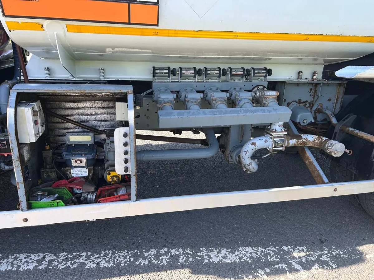 Iveco 180e 28 fuel tanker - Image 3