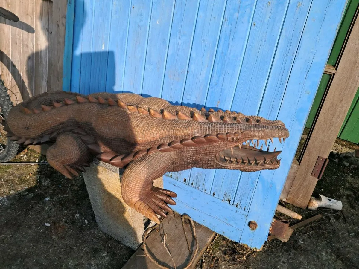 Carved wood alligator - Image 1