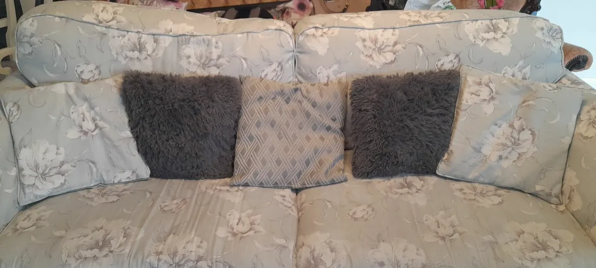 Couch 4 seater - Image 2