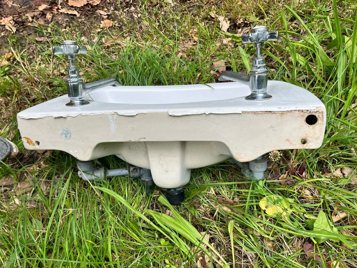 Bathroom hand basin - Image 4