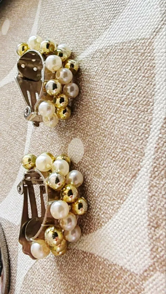 Retro clip on pearl earrings - Image 4
