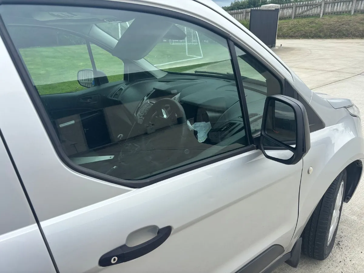 Ford Transit Connect 2015 - Image 2