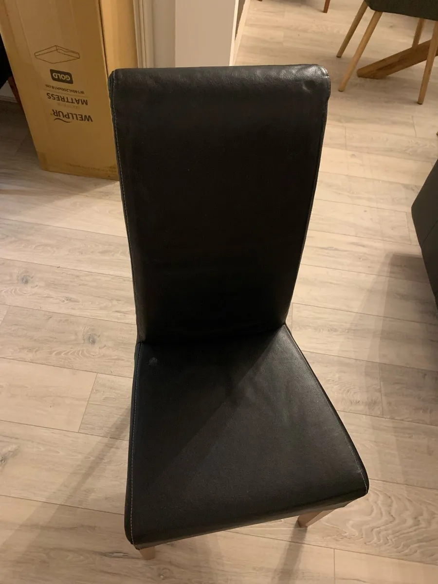 Table & chairs - Image 4