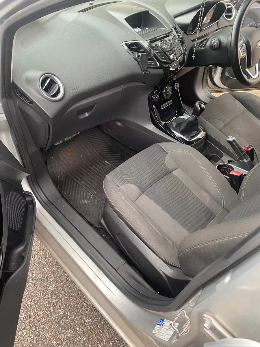 2015 1 litre Ford fiesta - Image 4