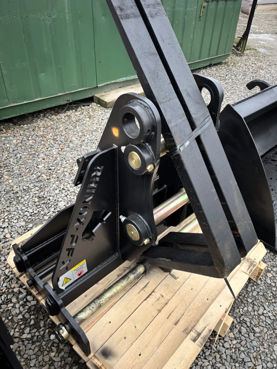 New/Unused Rhinox Pallet Forks - Image 1