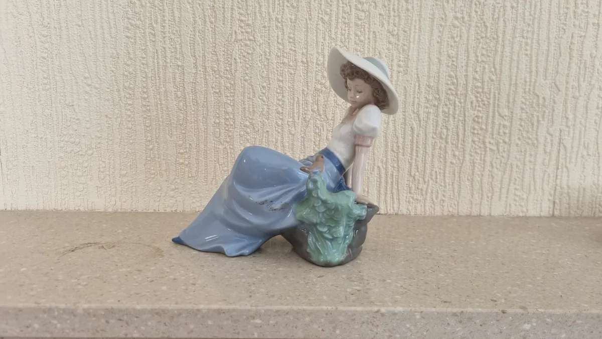 Lladro - Listening to Birds - Image 1