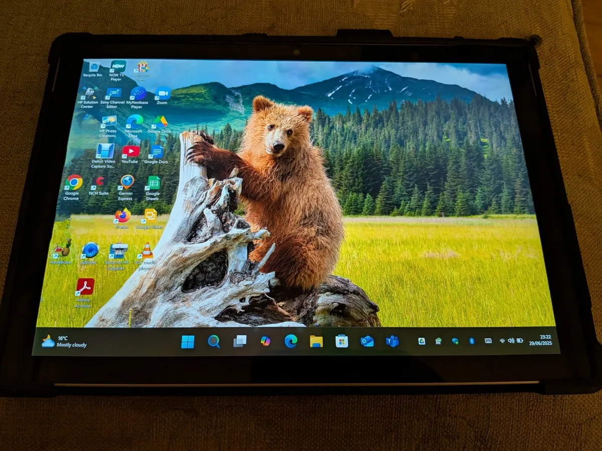 Microsoft Surface Pro 4 i5 256gb 8gb ram - Image 1