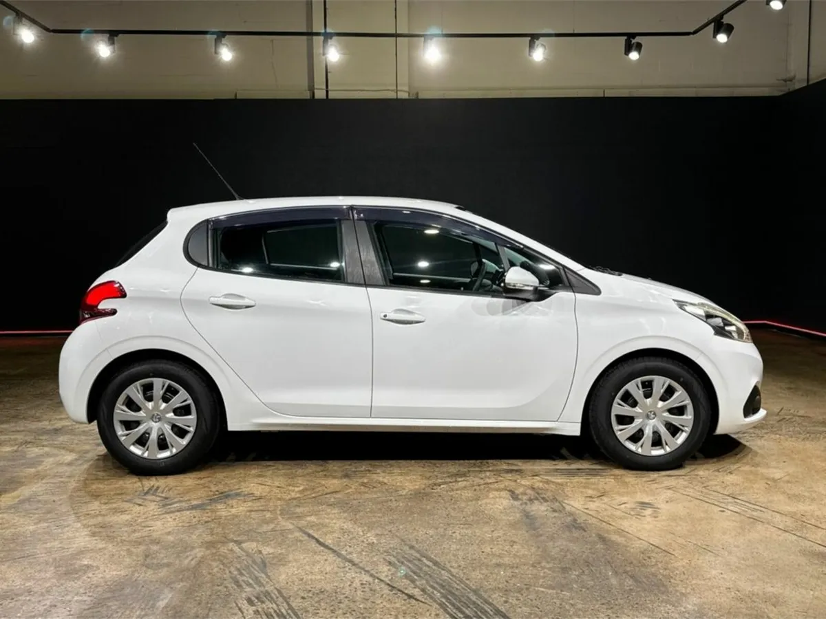 Peugeot 208 1.2 AUTOMATIC - AIR CONDITIONING - Image 3