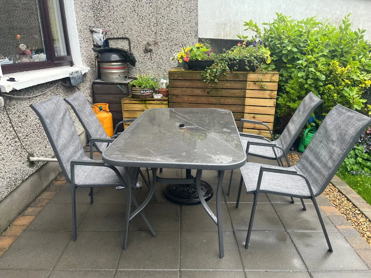 Outdoor table & Chairs - Image 1