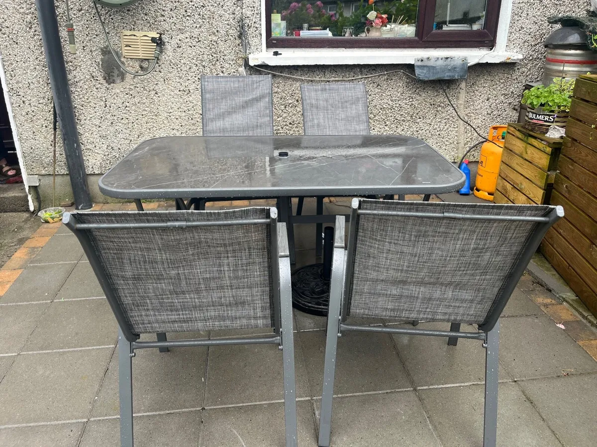 Outdoor table & Chairs - Image 3