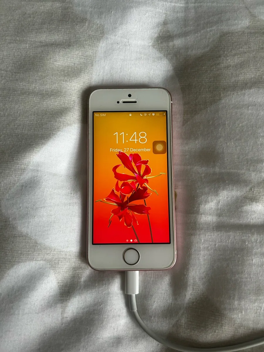 iPhone SE Pink - Image 1