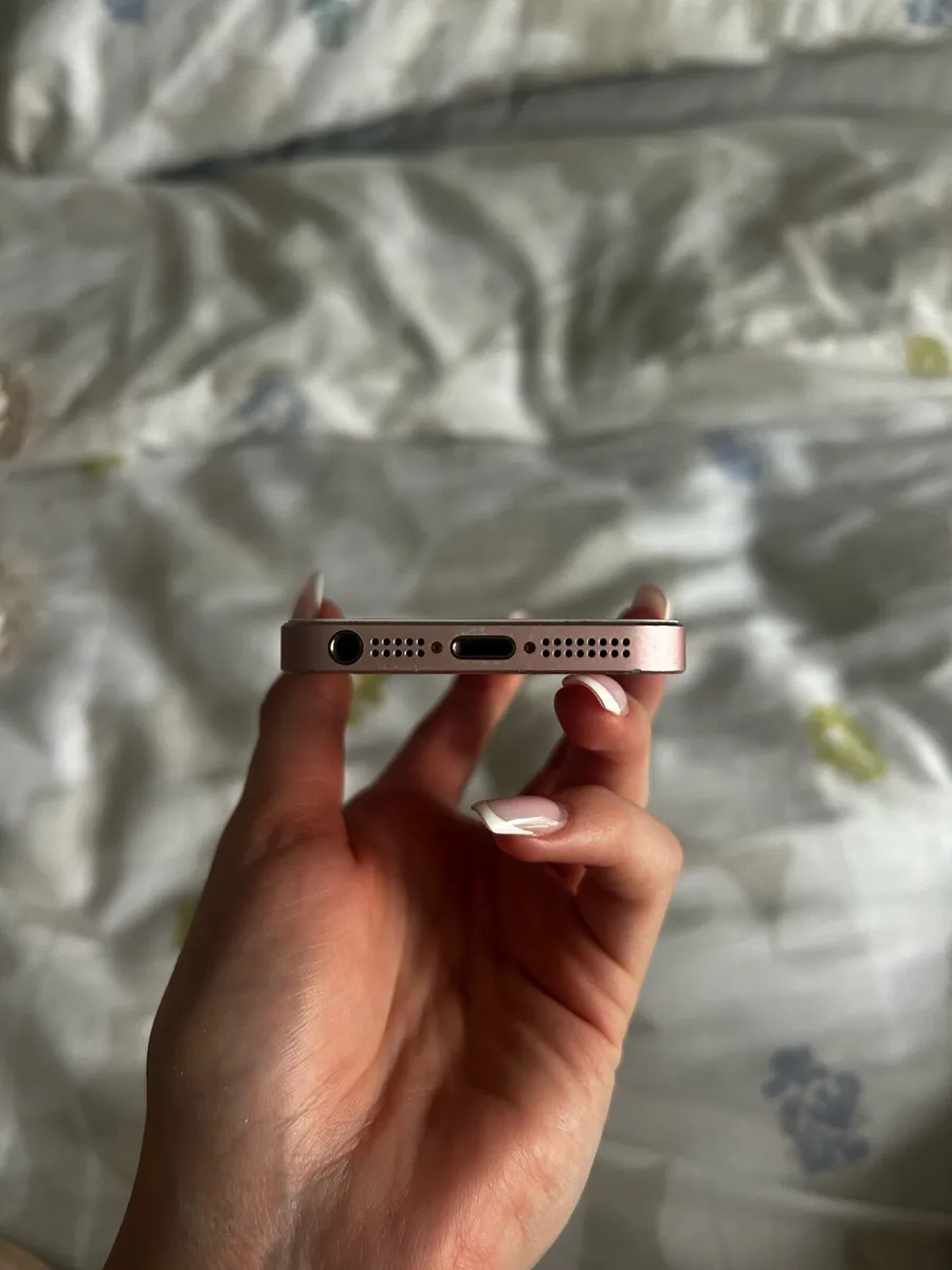 iPhone SE Pink - Image 4