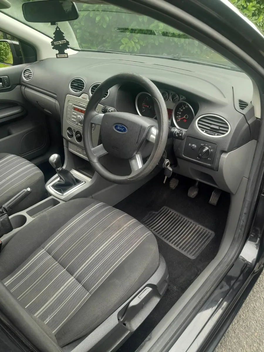 Ford Focus 2010 - Image 2