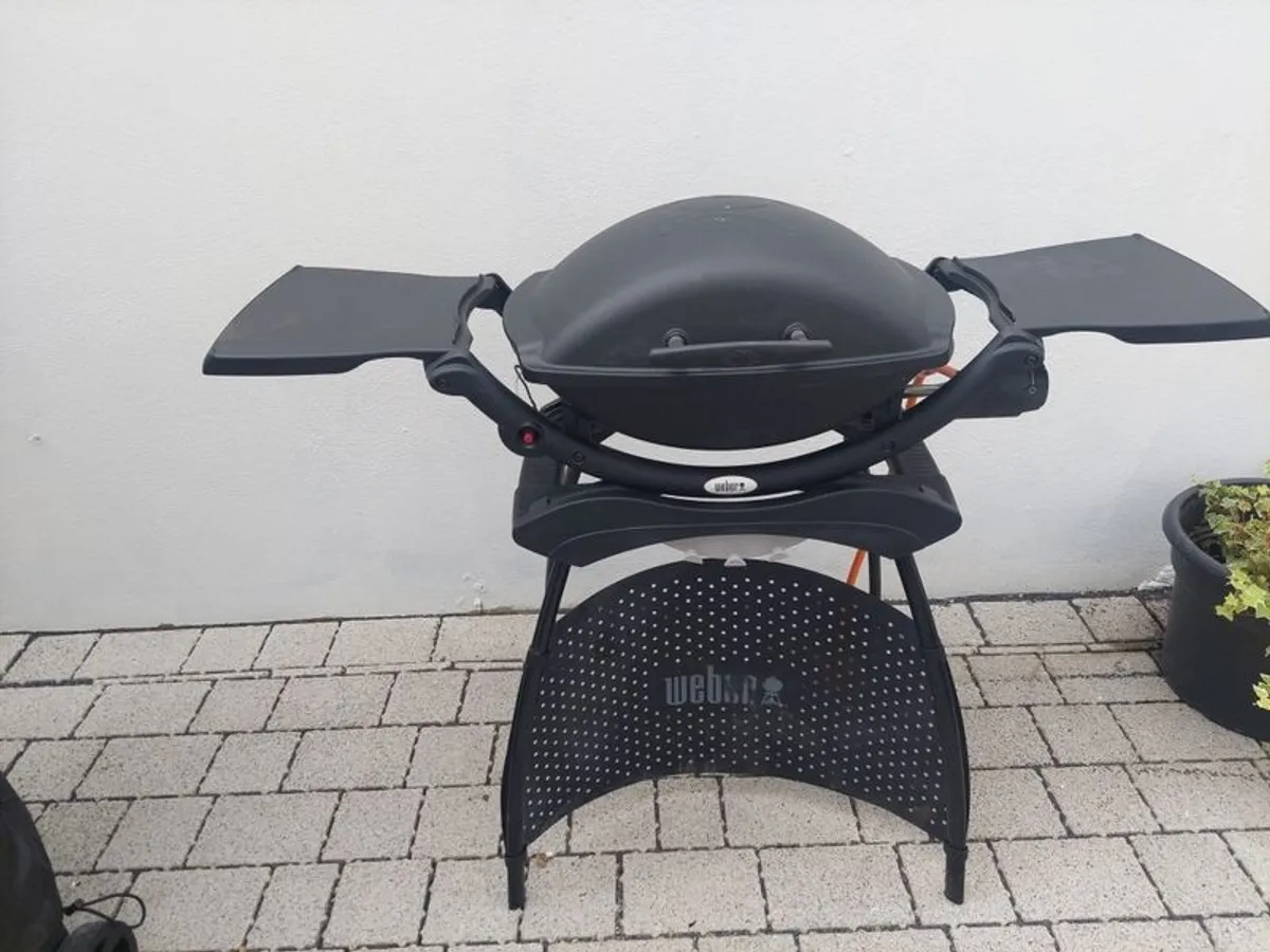 Weber Q 2000 Gas BBQ with stand. As new hardly used. Can be used as Travelling BBQ - Image 1