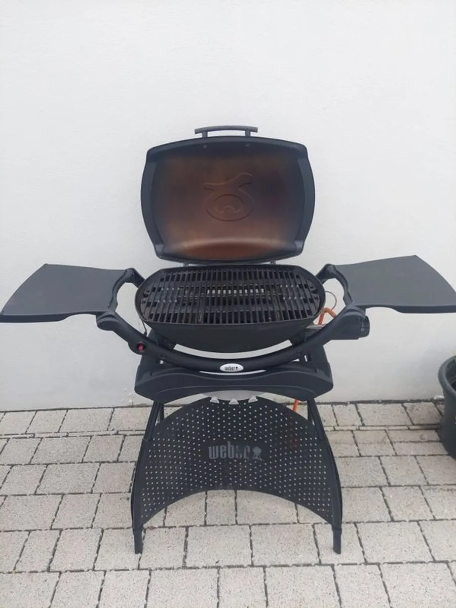 Weber Q 2000 Gas BBQ with stand. As new hardly used. Can be used as Travelling BBQ - Image 2