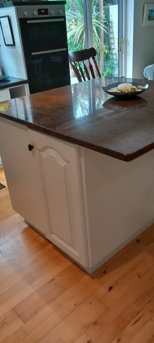 Kitchen Island with 4ft square granite top - Image 1