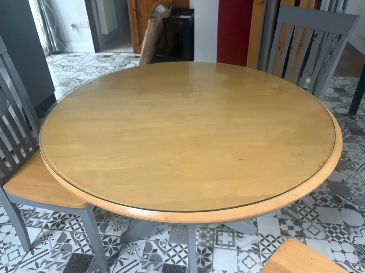 Table with glass top and 4 chairs - Image 1
