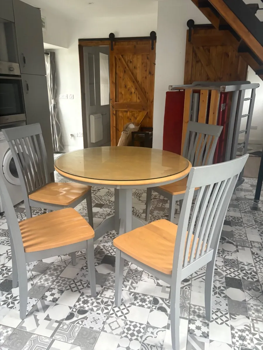 Table with glass top and 4 chairs - Image 2