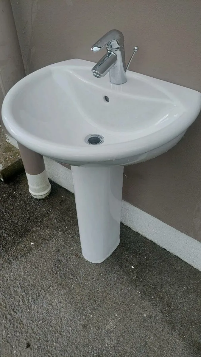 Villeroy and Boch sink/pedestal/mixer - Image 3