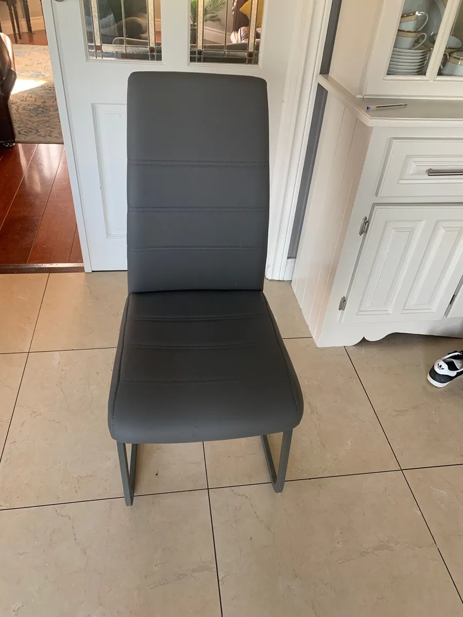 Kitchen table and chairs - Image 2